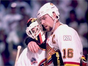 Le capitaine Trevor Linden et Kirk McLean s'embrassent après avoir remporté le sixième match de la finale de la Coupe Stanley de 1994 contre les Rangers de New York.