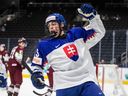 Le Slovaque Dalibor Dvorsky (15 ans) célèbre un but contre la Lettonie lors de la deuxième période du Championnat mondial de hockey junior de l'IIHF à Edmonton le vendredi 12 août 2022.