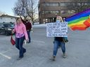 Des manifestants s'affrontent dans le stationnement du conseil scolaire du district d'Ottawa-Carleton le 28 mars 2023.