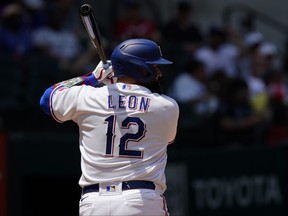 Sandy Leon des Texas Rangers se tient au bâton lors d'un match de baseball contre les Diamondbacks de l'Arizona à Arlington, Texas, le mercredi 3 mai 2023. Le receveur vétéran de la grande ligue Sandy León a changé son uniforme au n ° 12 cette saison avec les Texas Rangers pour se rappeler du pire jour de sa vie.