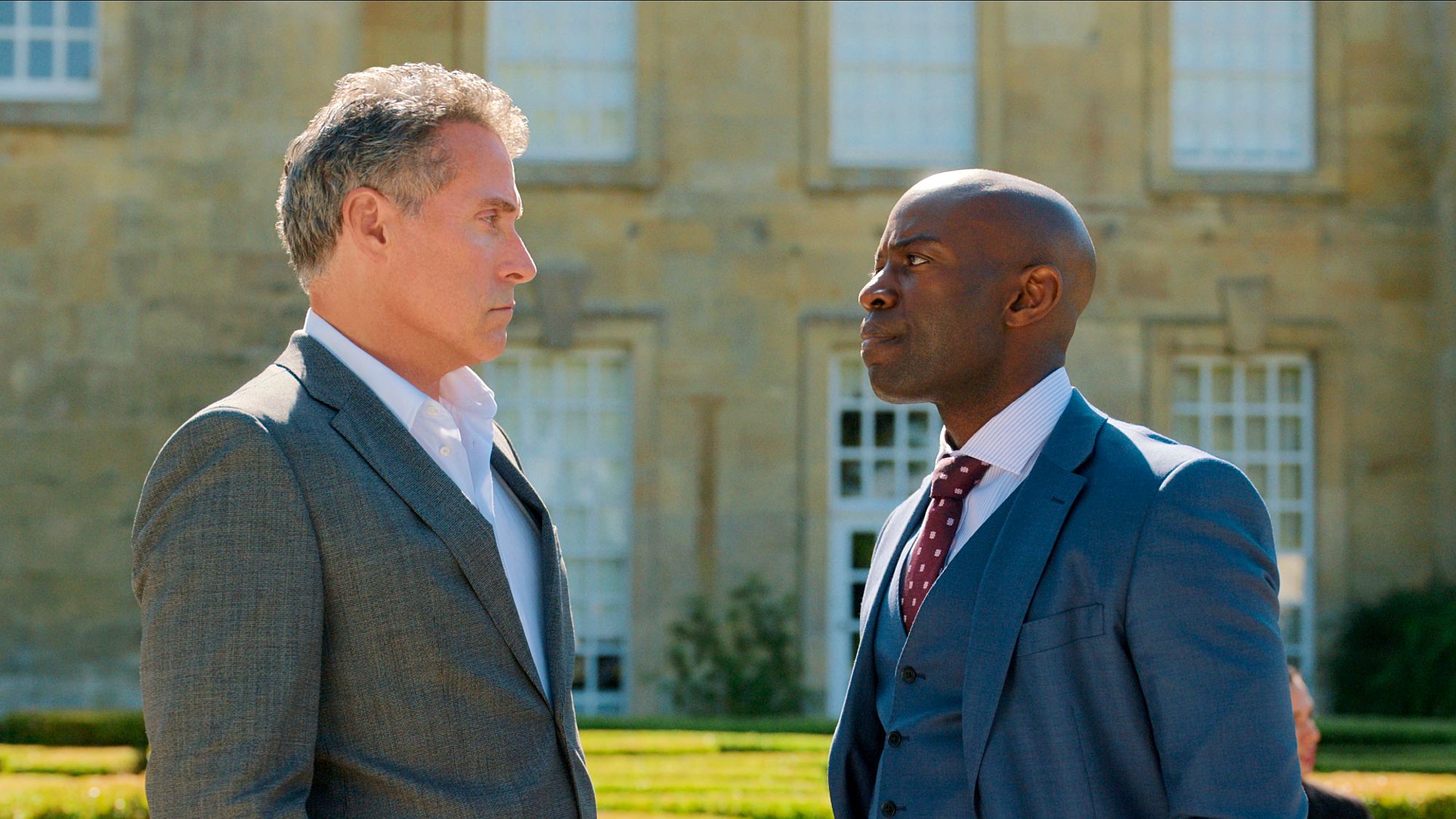 Rufus Sewell comme Hal Wyler et David Gyasi comme Austin Dennison dans The Diplomat