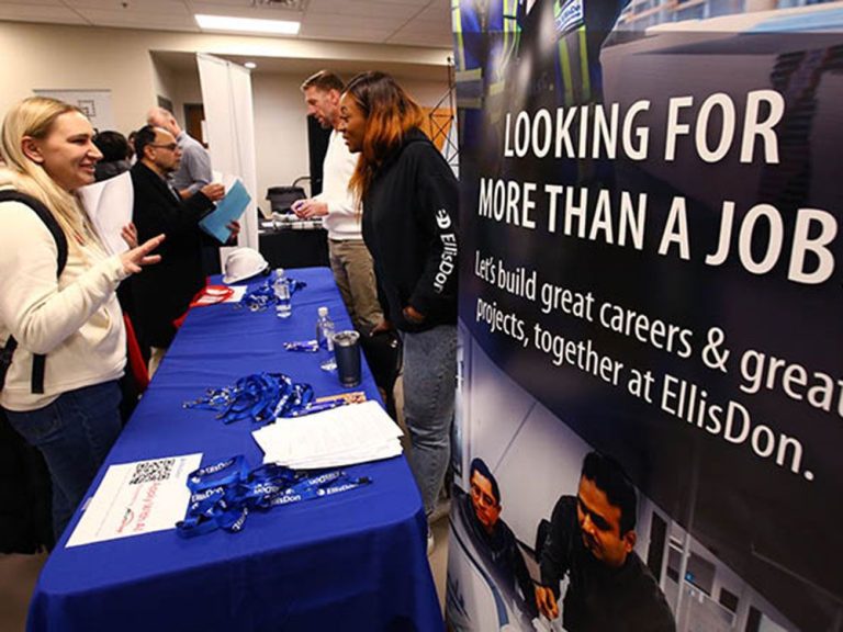 Le Canada gagne 41 000 emplois, plus du double des attentes