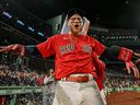 Le voltigeur droit des Red Sox de Boston Alex Verdugo (99) est aspergé d'eau après avoir frappé un coup de circuit contre les Blue Jays de Toronto lors de la neuvième manche au Fenway Park le 1er mai 2023.  