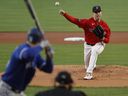 Corey Kluber des Red Sox de Boston lance contre les Blue Jays de Toronto lors de la première manche au Fenway Park le 1er mai 2023 à Boston, Massachusetts.  