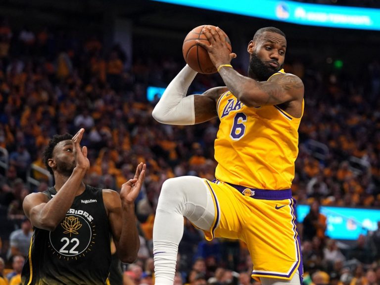 Davis et James livrent alors que les Lakers dominent Curry et les Warriors dans le premier match