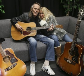 Gordon Lightfoot et sa femme Kim posent pour une photo à Oshawa, le 16 novembre 2018, un jour avant son 80e anniversaire.