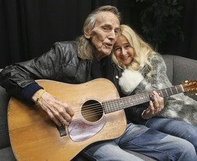 Gordon Lightfoot et sa femme Kim posent pour une photo à Oshawa, le 16 novembre 2018, un jour avant son 80e anniversaire.