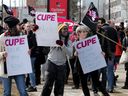 Les assistants d'enseignement et les instructeurs contractuels de l'Université Carleton ont fait du piquetage à l'entrée de l'avenue Bronson de l'université le lundi 27 mars 2023.