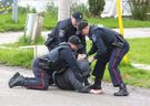 La police arrête un homme sur Centre Street près de King Street à St. Thomas le mardi 2 mai 2023. (Derek Ruttan/The London Free Press)