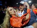 Patrick Mahomes des Chiefs de Kansas City célèbre avec sa femme, Brittany Mahomes, après avoir remporté le Super Bowl LVII le 12 février 2023 en Arizona.