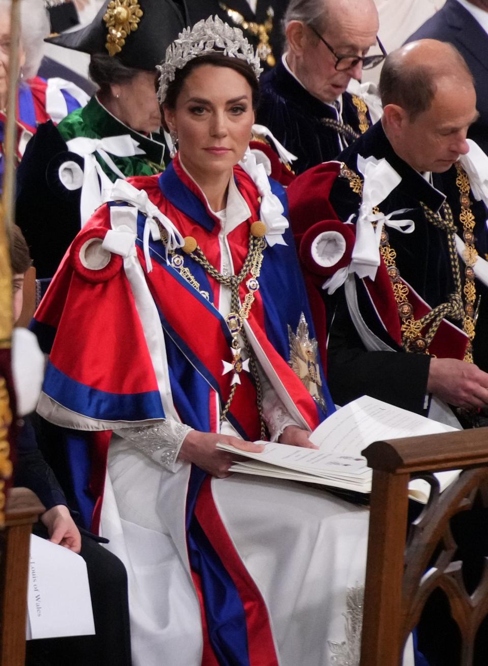 La cape n'aurait pas pu être une parure plus appropriée pour une femme largement considérée comme la sauveuse de la maison de Windsor - PA/Victoria Jones