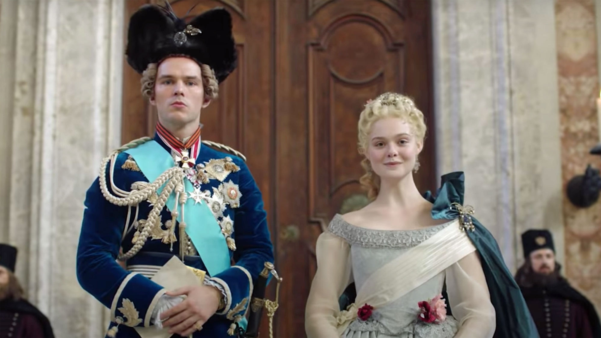 (L, RO) Peter (Nicholas Hoult) et Catherine la Grande (Elle Fanning) dans The Great