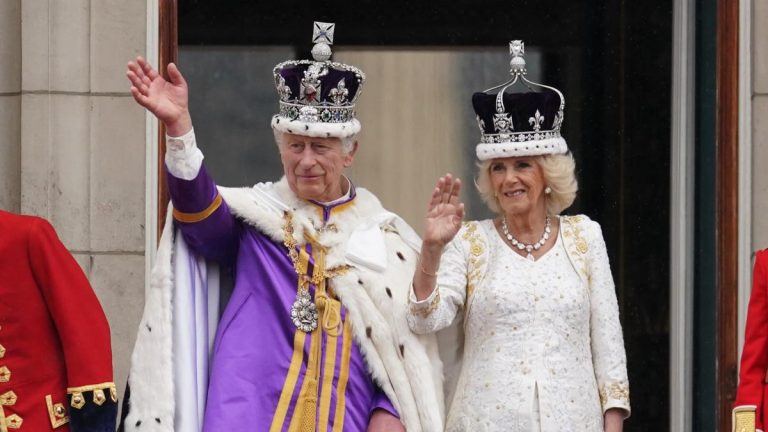 Le roi et la reine couronnés lors d’une journée de célébration historique