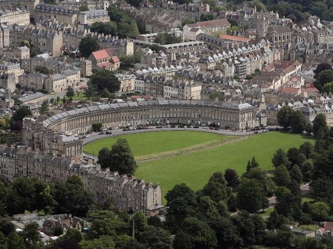 Un phallus géant tondu sur la pelouse du Royal Crescent avant le couronnement du roi Charles