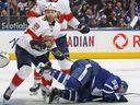 Sam Bennett des Panthers de la Floride écope d'une pénalité de contre-vérification contre Michael Bunting des Maple Leafs de Toronto lors du deuxième match de la deuxième ronde des séries éliminatoires de la Coupe Stanley 2023 au Scotiabank Arena le 4 mai 2023 à Toronto, Ontario, Canada. 