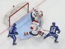 Un tir d'Auston Matthews, numéro 34 des Maple Leafs de Toronto, dépasse Sergei Bobrovsky, numéro 72 des Panthers de la Floride, lors du deuxième match de la deuxième ronde des séries éliminatoires de la Coupe Stanley 2023 au Scotiabank Arena le 4 mai 2023 à Toronto.  Les Panthers ont battu les Maple Leafs 3-2.  