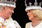 Le roi britannique Charles III (L) regarde la reine Camilla alors qu'ils se tiennent sur le balcon du palais de Buckingham, à Londres, après leurs couronnements, le 6 mai 2023.