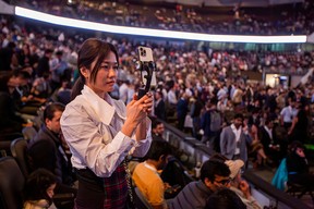 Une personne prend une photo alors que les investisseurs et les invités arrivent pour l'assemblée annuelle des actionnaires de Berkshire Hathaway Inc à Omaha, Nebraska, le 6 mai.