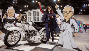 Un participant à l'assemblée des actionnaires de Berkshire Hathaway Inc à Omaha, Nebraska le 5 mai pose avec une exposition.