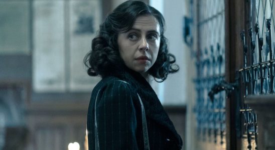 Bel Powley de A Small Light partage son expérience de donner vie à Miep dans la nouvelle histoire d'Anne Frank