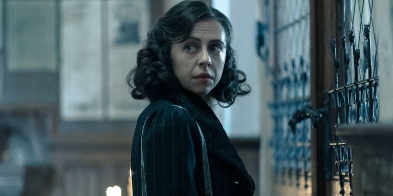 Bel Powley de A Small Light partage son expérience de donner vie à Miep dans la nouvelle histoire d'Anne Frank

