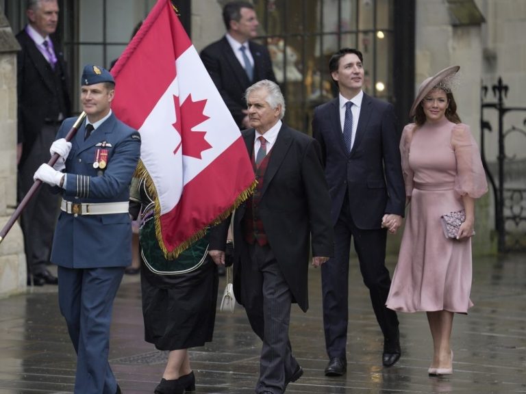 Trudeau et Simon assistent à l’apparat du premier couronnement britannique en 70 ans