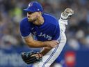 Le lanceur de relève des Blue Jays de Toronto, Zach Pop (56 ans), lance la troisième manche de leur match de baseball de la MLB de la Ligue américaine contre les Red Sox de Boston.