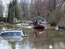 Une voiture de police submergée est vue à Sainte-Marthe-sur-le-Lac, Québec le 30 avril 2019. 