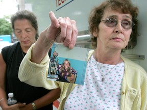 Yvonne Prior, à droite, tient une photo de sa fille Sharron Prior, tandis que sa fille Moreen Prior, à gauche, se tient à côté de sa mère.  Sharron a été tué en 1975.