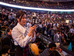 Une femme prend une photo à l'AGA de Berkshire Hathaway