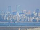 Photo d'archives: Vancouver est vue à travers une brume pendant le dôme de chaleur meurtrier de juin 2021.