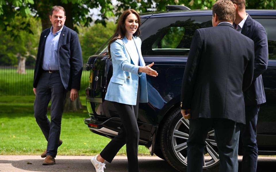 La princesse de Galles en baskets et blazer grand public dimanche après-midi - Getty