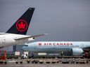 Avions d'Air Canada stationnés à l'aéroport international Pearson de Toronto à Mississauga, en Ontario.