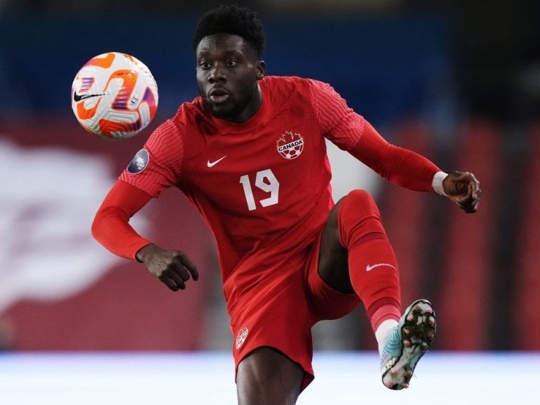 Le Canadien Alphonso Davies remporte le prix CONCACAF pour la deuxième année consécutive