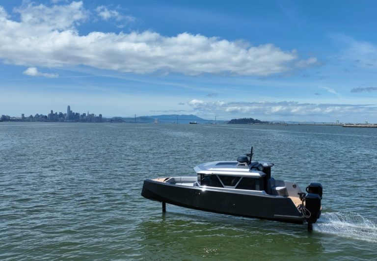 Le bateau électrique hydroptère de Navier navigue sur les voies navigables de la côte ouest pour aligner les premiers programmes pilotes