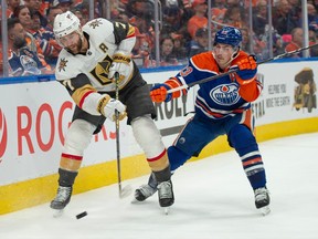 Ryan Nugent-Hopkins (93 ans) des Oilers d'Edmonton, poursuit Alex Pietrangelo des Golden Knights de Las Vegas à Rogers Place à Edmonton le 8 mai 2023 Photo de Shaughn Butts-Postmedia