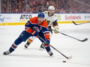 Connor McDavid (97) des Oilers d'Edmonton, patine devant William Karlsson des Golden Knights de Las Vegas à Rogers Place à Edmonton le 8 mai 2023 Photo de Shaughn Butts-Postmedia