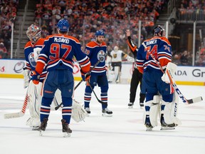 Le gardien Jack Campbell (36) des Oilers d'Edmonton, remplace le gardien Stuart Skinner (74) en deuxième période contre les Golden Knights de Las Vegas à Rogers Place à Edmonton le 8 mai 2023 Photo de Shaughn Butts-Postmedia