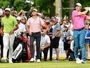 Rory McIlroy de joue son tir du 16e tee sous les yeux de Tony Finau de et Justin Thomas lors de la ronde finale de l'Omnium canadien RBC l'été dernier.