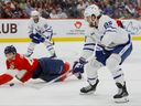   Le défenseur des Panthers de la Floride Gustav Forsling (42 ans) plonge pour tenter de bloquer une passe de l'ailier droit des Maple Leafs de Toronto William Nylander lors du troisième match dimanche.