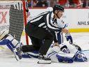 Le juge de ligne Jonny Murray vérifie le gardien de but des Maple Leafs de Toronto Ilya Samsonov après une collision au cours de la deuxième période contre les Panthers de la Floride lors du match 3 au FLA Live Arena.  Samsonov a quitté le match et n'est pas revenu.