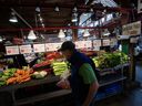 Une personne achète des produits au marché de Granville Island à Vancouver. 