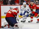 Le centre des Maple Leafs de Toronto, John Tavares, regarde après avoir tiré la rondelle contre le gardien des Panthers de la Floride, Sergei Bobrovsky, dimanche soir.