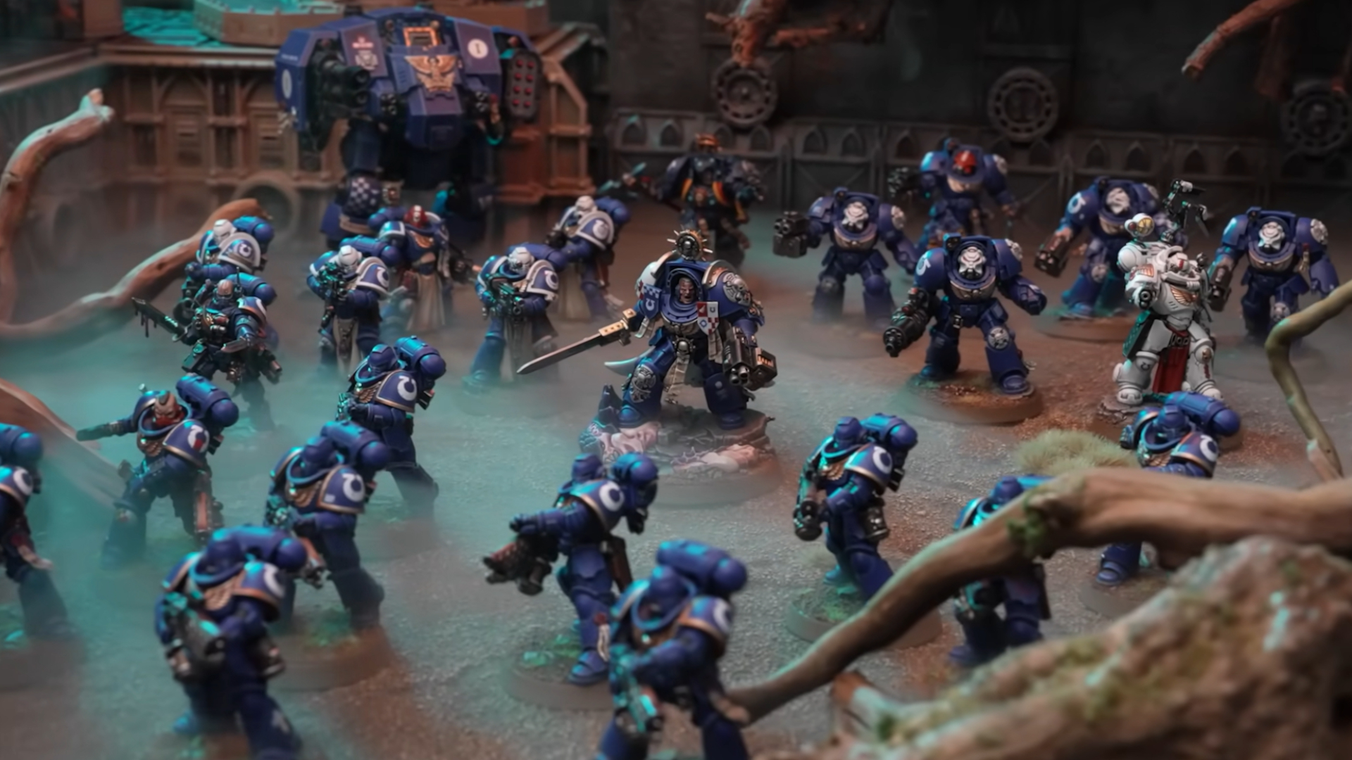 Les Space Marines s'alignent sur un champ de bataille brumeux dans Warhammer 40,000 10th Edition