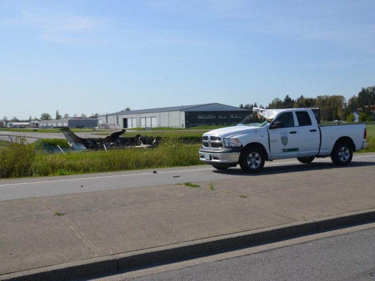 Un petit avion s’est écrasé en Colombie-Britannique, après avoir heurté une camionnette et en avoir envoyé trois à l’hôpital