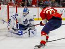 Le gardien des Maple Leafs de Toronto, Joseph Woll, a effectué un arrêt après un tir du centre des Panthers de la Floride, Eetu Luostarinen, dimanche.