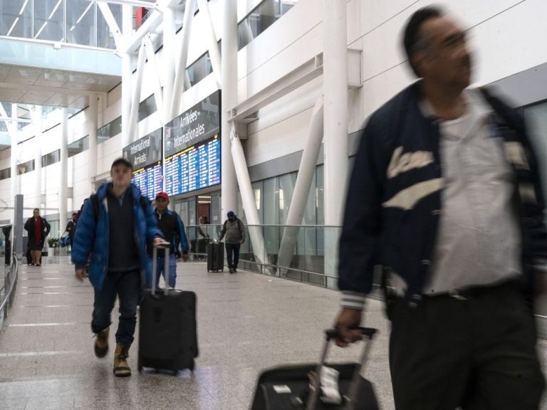 L’aéroport Pearson se tourne vers un renforcement du personnel et des améliorations technologiques pour réduire le chaos des voyages