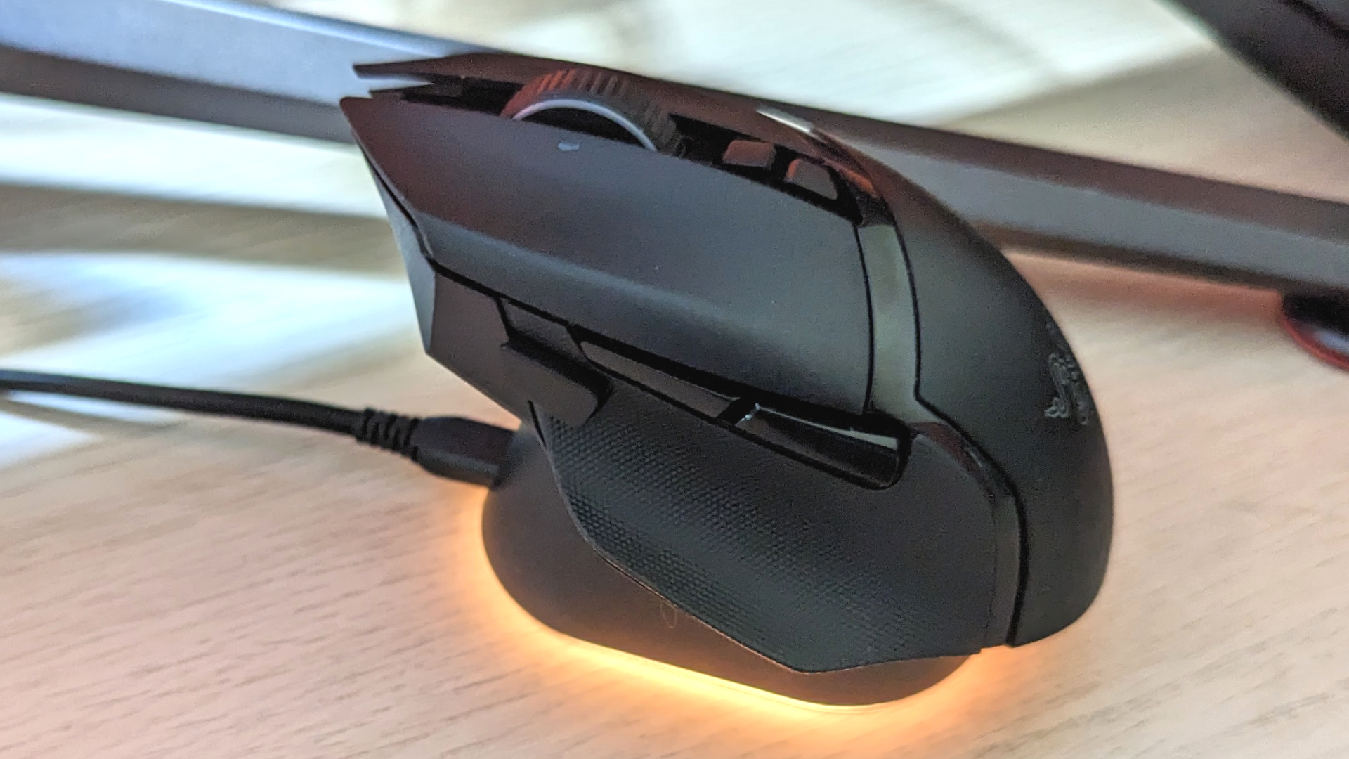 Le côté Razer Basilisk V3 Pro avec station d'accueil.