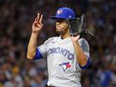 Jose Berrios # 17 des Blue Jays de Toronto salue la foule après avoir quitté le match lors de la septième manche contre les Pirates de Pittsburgh lors d'un match inter-ligue au PNC Park le 6 mai 2023 à Pittsburgh, en Pennsylvanie. 