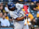 Vladimir Guerrero Jr. des Blue Jays de Toronto frappe un simple RBI lors de la première manche du match de son équipe contre les Pirates de Pittsburgh au PNC Park le 5 mai 2023 à Pittsburgh.